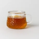 كوب زجاج مُطرَّق سعة 410 مل – تصميم أنيق و عزل حراري – شفّاف